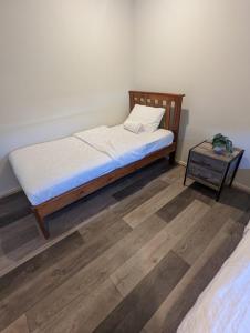 Postel nebo postele na pokoji v ubytování Huge Holiday Home 4Beds 2Baths in Gladstone near Shopping Center
