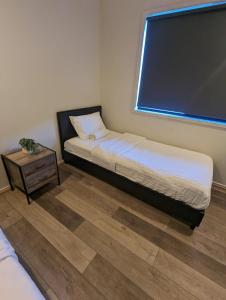 Postel nebo postele na pokoji v ubytování Huge Holiday Home 4Beds 2Baths in Gladstone near Shopping Center