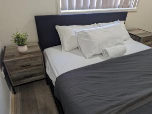 Postel nebo postele na pokoji v ubytování Huge Holiday Home 4Beds 2Baths in Gladstone near Shopping Center