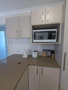 Kuchyň nebo kuchyňský kout v ubytování Huge Holiday Home 4Beds 2Baths in Gladstone near Shopping Center