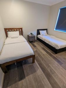Postel nebo postele na pokoji v ubytování Huge Holiday Home 4Beds 2Baths in Gladstone near Shopping Center