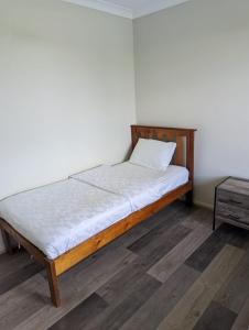 Postel nebo postele na pokoji v ubytování Huge Holiday Home 4Beds 2Baths in Gladstone near Shopping Center