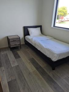 Postel nebo postele na pokoji v ubytování Huge Holiday Home 4Beds 2Baths in Gladstone near Shopping Center