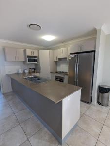 Kuchyň nebo kuchyňský kout v ubytování Huge Holiday Home 4Beds 2Baths in Gladstone near Shopping Center