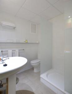 サンアントニオにあるエス ミットヨーンの白いバスルーム(トイレ、シンク付)