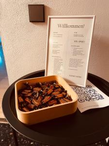 una bandeja con una caja de comida en una mesa en Savón - City Apartment, en Bad Oeynhausen