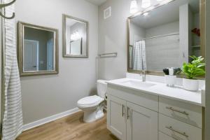 Kúpeľňa v ubytovaní 5 STAR Upscale King Suite 1 Min to Mayo Clinic