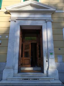 een toegang tot een gebouw met een houten deur bij CORVETTO rooms in Genua