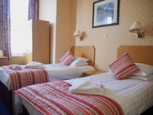 um quarto de hotel com duas camas num quarto em Devon Towers Hotel em Bournemouth