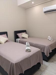 a room with two beds with stuffed animals on them at Emerald Paradise Apartment in Avsallar