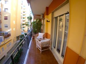Apartamento con balcón con 2 sillas y ventana en The House of Grandma en Nápoles