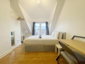 una camera con un grande letto e una finestra di Large Cosy Property 15min from Central London a Londra