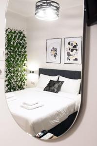 Un pat sau paturi într-o cameră la Stylish Apartment Thessaloniki