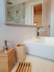 ein Badezimmer mit einem weißen Waschbecken und einem Spiegel in der Unterkunft Mila Holiday Home in Vodice