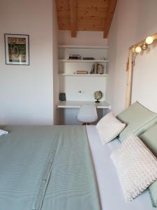 ein Schlafzimmer mit einem Bett und zwei Kissen darauf in der Unterkunft Mila Holiday Home in Vodice