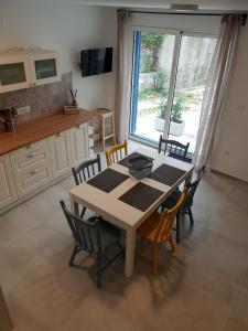 eine Küche und ein Esszimmer mit einem Tisch und Stühlen in der Unterkunft Mila Holiday Home in Vodice
