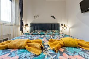 Un dormitorio con una cama con mantas amarillas. en Apartman Viktor & Matej Zlatibor, en Zlatibor