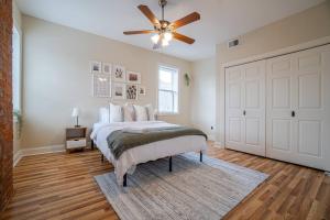 a bedroom with a bed and a ceiling fan at Cozy Home l 4 Bed 2 Bath l 15 min from Pittsburgh in Pittsburgh