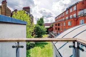 Blick auf die Stadt vom Balkon eines Gebäudes in der Unterkunft 2 BR Flat Edgware Road in London