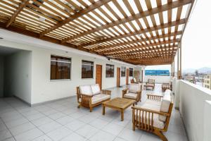 Hotel Cisneros 700 في ليما: فناء مع كراسي وطاولات على شرفة