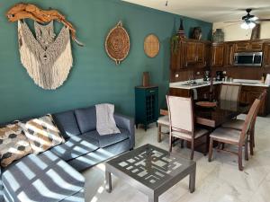 uma sala de estar com um sofá e uma mesa em Urban Hotel El Ancla Suites - Apartment 3 em Puerto Peñasco