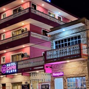 - un bâtiment avec des balcons sur le côté dans l'établissement Hotel Capri Playa a una calle de la Playa Regatas, à Veracruz