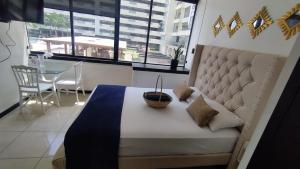 Un dormitorio con una cama grande con una cesta. en Ecusuites Jacuzzi Bellini Hidromasaje Privado, en Guayaquil