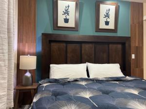 um quarto com uma cama e duas fotografias na parede em Urban Hotel El Ancla Suites - Apartment 3 em Puerto Peñasco