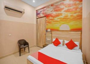 een slaapkamer met een bed en een schilderij aan de muur bij OYO Hotel sweet Elite in Meerut
