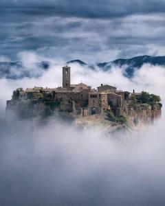 un vecchio castello su un'isola al di sopra delle nuvole di Palazzo Verdi Holiday Viterbo a Viterbo