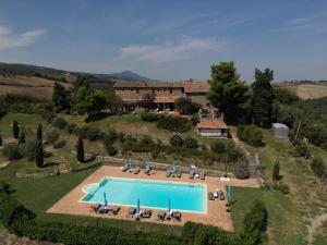 AlleronaCountry House La Collina di Bargiano - Casa Raffaella的带泳池的别墅的鸟瞰图