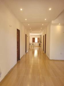 un pasillo vacío con paredes blancas y suelo de madera en Casa da Bênção - Praia de Moitas en Amontada