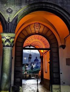 un arco con vista su un edificio di Palazzo Verdi Holiday Viterbo a Viterbo