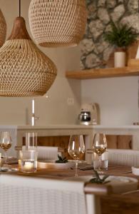 un tavolo con due bicchieri di vino sopra di Elaia Luxury House a Archangelos