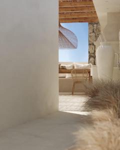 un soggiorno con vista su una camera con divano di Elaia Luxury House a Archangelos