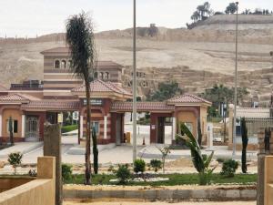 a building in the middle of a desert at وحده فندقيه الخمائل علي المحور واركان بلازا زايد in Cairo