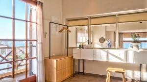 Kuchyňa alebo kuchynka v ubytovaní Avra Apartments + 37 fotografií