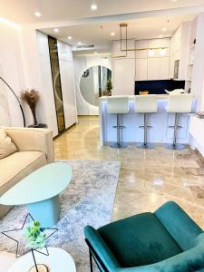 Il comprend un salon avec un canapé et une cuisine. dans l'établissement Luxury apartment San Pedro de Alcantara, Marbella, near the Sea and Golf club, à Marbella