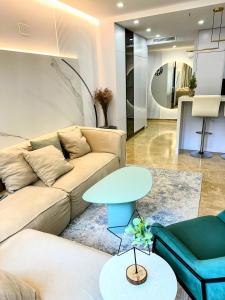 - un salon avec un canapé et une table dans l'établissement Luxury apartment San Pedro de Alcantara, Marbella, near the Sea and Golf club, à Marbella
