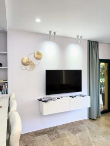 Televízia a/alebo spoločenská miestnosť v ubytovaní Luxury Blue Coast Seaside Retreat Marbella