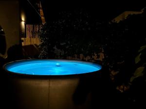 een groot blauw bad in een tuin 's nachts bij Gilboa cliffs- Royal mountain villa in Nurit