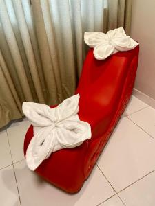 Una silla roja con arcos blancos. en Hotel Cisneros 700, en Lima