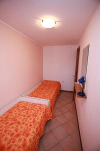 a small room with two beds in a room at Salina in Rosolina Mare