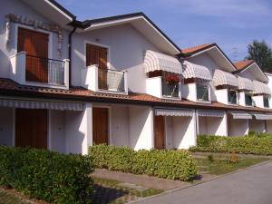 Une rangée de maisons blanches avec balcon dans l'établissement Salina, à Rosolina Mare