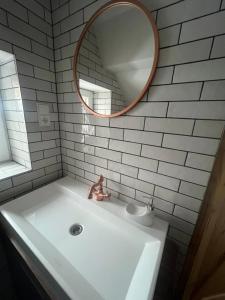 代斯纳Chata Porcelánka的带白色水槽和镜子的浴室 更多9张照片