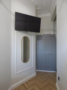 Una televisión o centro de entretenimiento en Kopernik Premium Rooms Apartment