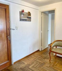 an empty room with a door and a wooden floor at HERMOSO DEPARTAMENTO CENTRICO (1) in Cordoba