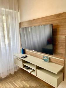 a flat screen tv sitting on top of a entertainment center at HERMOSO DEPARTAMENTO CENTRICO (1) in Cordoba