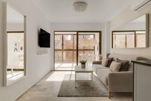 un salon avec un canapé et une table dans l'établissement New Apartments Benidorm beach & city, à Benidorm