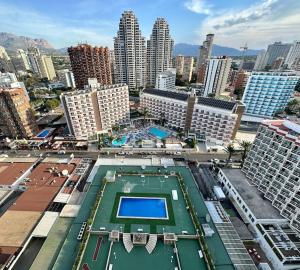 - une vue sur la ville et un court de tennis dans l'établissement New Apartments Benidorm beach & city, à Benidorm
